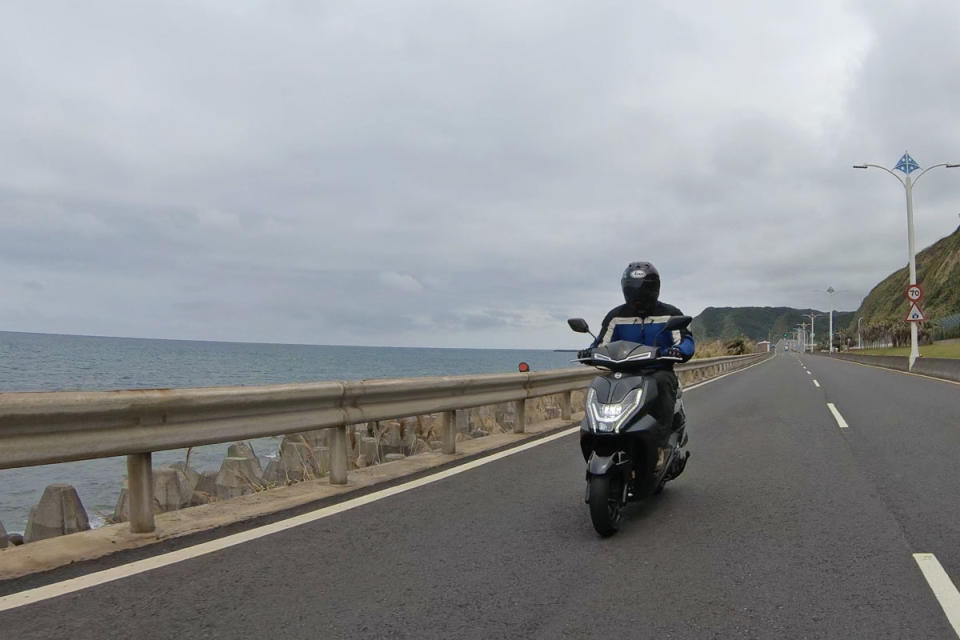 在一望無際的濱海公路上，油門不需太大開度就能保持在道路速限。