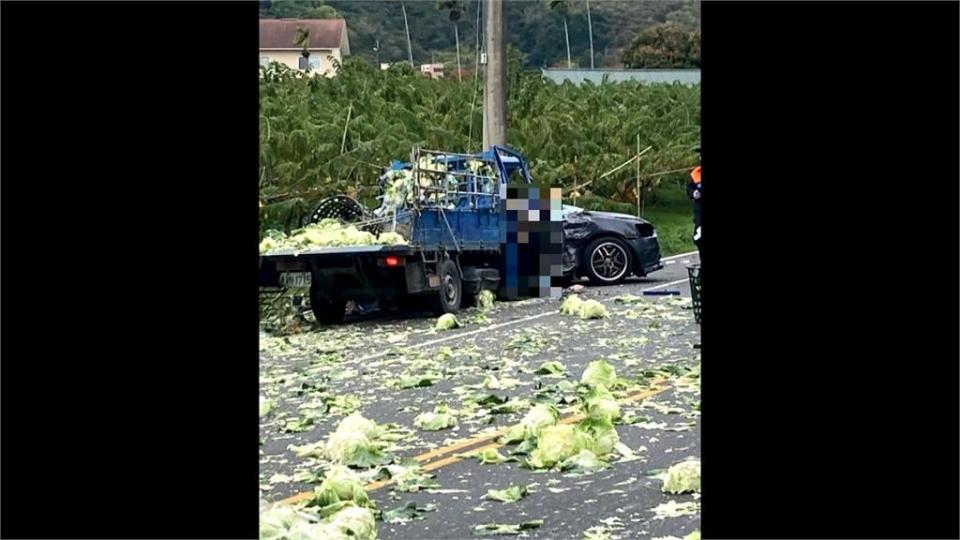 超車失控？　轎車越線撞菜車　駕駛乘客雙亡