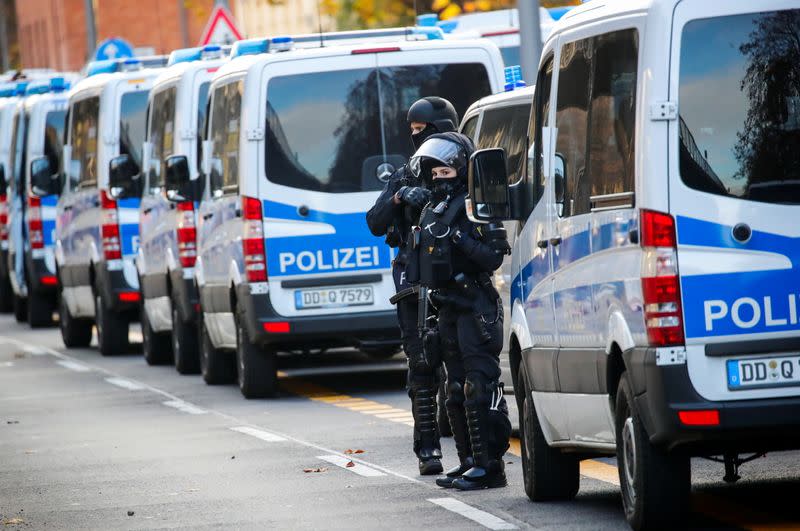 Agentes de policía alemanes aseguran el área durante las redadas en Berlín, después de que los ladrones robaron joyas de valor incalculable del histórico museo Green Vault (Gruenes Gewoelbe) en la ciudad de Dresde el año pasado, en Alemania