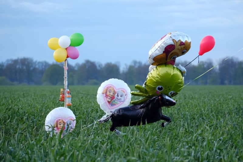 Balloons and sweets in a field near Bremervorde.  Volunteers and police continue to scour forests in northwestern Germany for a 6-year-old boy who went missing on Monday evening.  Markus Hibbeler/dpa