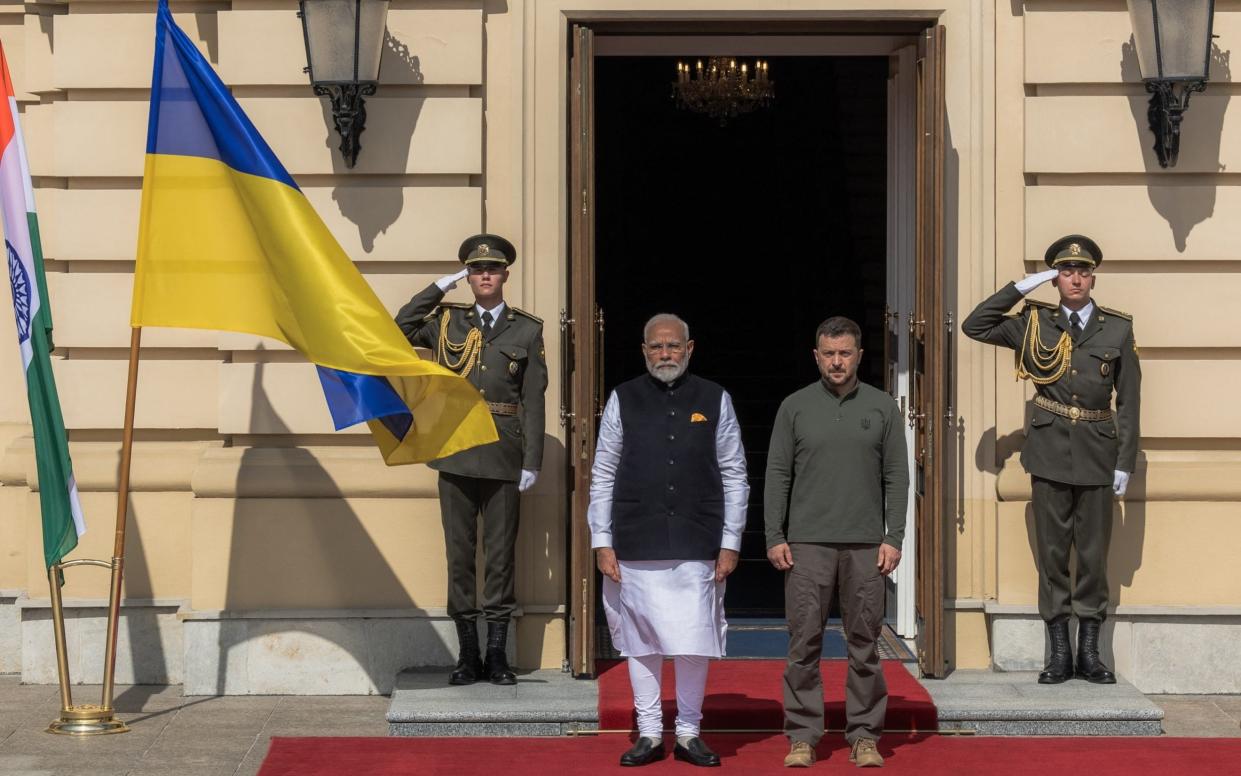 Ukrainian President Volodymyr Zelensky (R) and Indian Prime Minister Narendra Modi