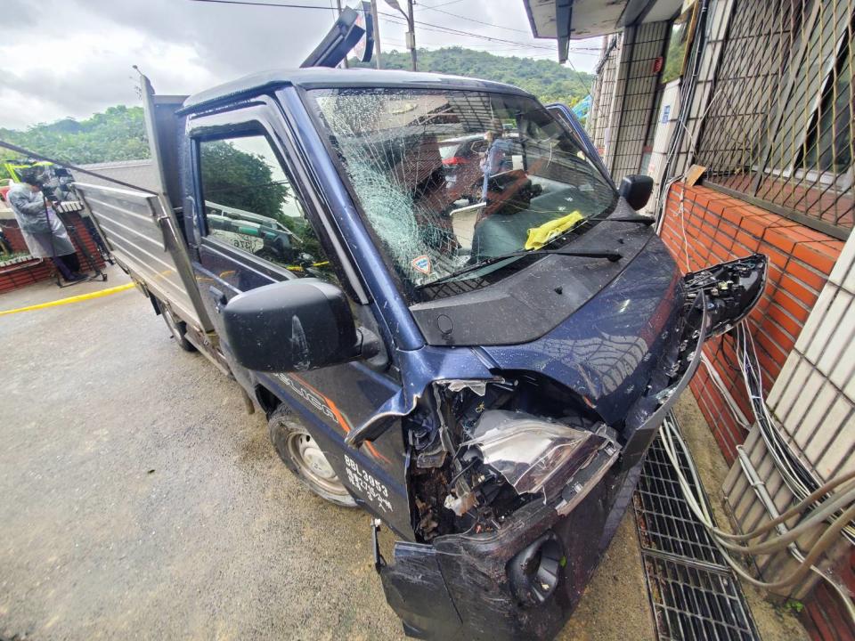 <strong>肇事的小貨車撞得車頭全毀，怵目驚心。（圖／中天新聞）</strong>