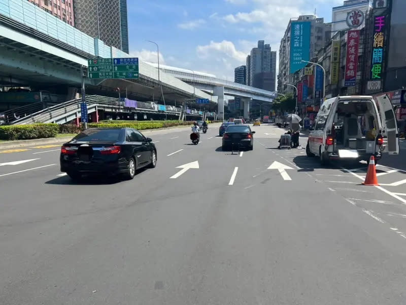 ▲許姓男子駕駛自小客車，碰撞26歲洪姓騎士的機車，警方獲報後趕抵，發現肇事駕駛許男的酒測值達0.24，訊後依公共危險罪嫌移請新北檢偵辦。（圖／翻攝畫面）