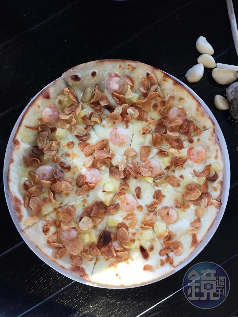 「Garlic Snowing Pizza」是撒上炸蒜片的鳳梨鮮蝦披薩，點單率很高。（22,800韓元／份，約NT$625）