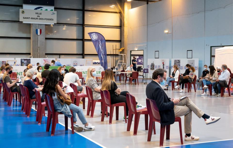 Des patients attendent au centre de vaccination de Saint-Maur-des-Fossés, le 31 mai 2021. - BERTRAND GUAY / AFP