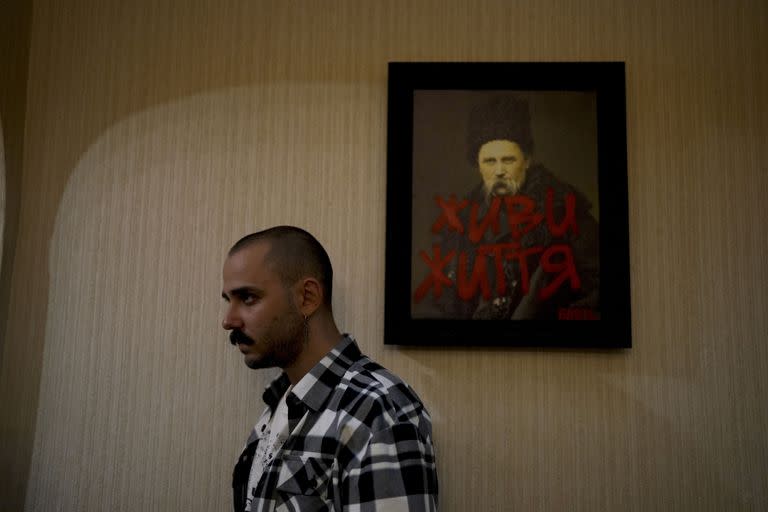 Otoy en su casa junto a un retrato del poeta ucraniano Taras Shevchenko, en una de las tantas imágenes captadas por la fotógrafa argentina Natacha Pisarenko