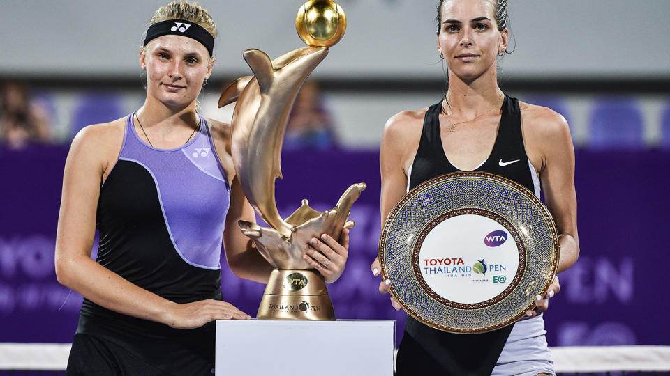 Dayana Yastremska and Ajla Tomljanovic pose during the presentation ceremony. (Photo by CHALINEE THIRASUPA/AFP/Getty Images)