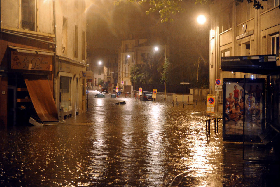 Rue inondée à Villers-lès-Nancy, en Meurthe-et-Moselle, dans la nuit du 21 au 22 mai 2012. AFP