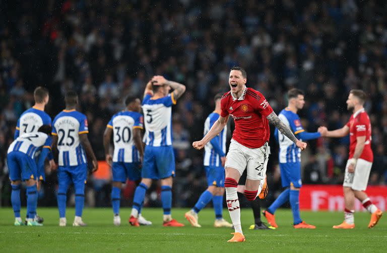 Weghorst festeja la clasificación de Manchester United, mientras los jugadores de Brighton se lamentan al fondo