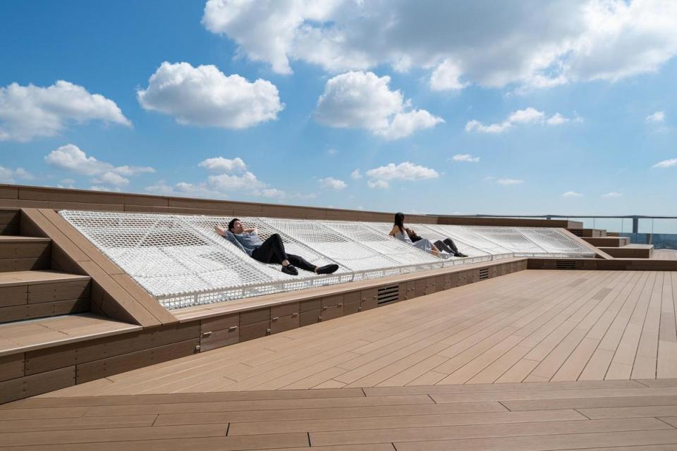 遊客可以躺在「Cloud Hammock」上仰望天空。（Shibuya Sky提供）