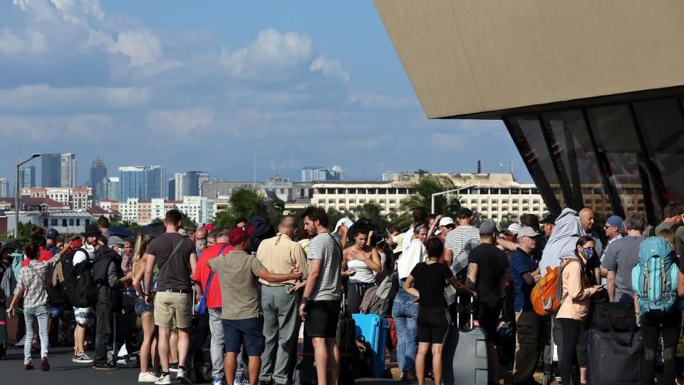 Deutsche Staatsbürger warten Mitte März am Flughafen der philippinischen Hauptstadt Manila auf ihre Rückreise.