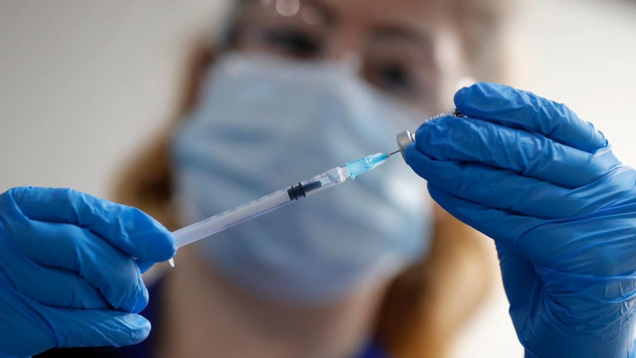 Eine Krankenpflegerin zieht am 2. Tag des größten Impfprogramms in der Geschichte Großbritanniens im Londoner Guy's Hospital eine Spritze mit dem Pfizer/Biontech Corona-Impfstoff auf.
