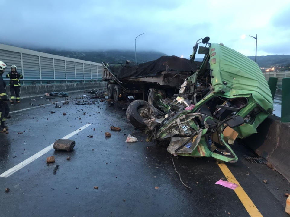 一輛聯結車23日清晨行經台64線西行0.9K處時，不明原因自撞護欄，車頭毀損、駕駛全身擦挫傷、意識清醒。（中央社／翻攝照片）