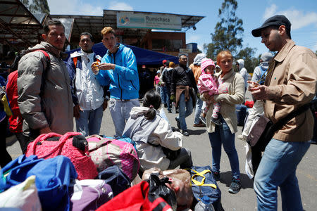 Venezuelan migrants stand in line to register their exit from Colombia before entering Ecuador, at the Rumichaca International Bridge in Colombia August 17, 2018. REUTERS/Luisa Gonzalez