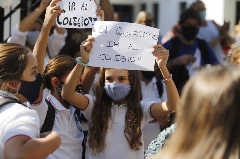 Los alumnos del Colegio Dover High School confeccionaron carteles para exigir el regreso a la presencialidad