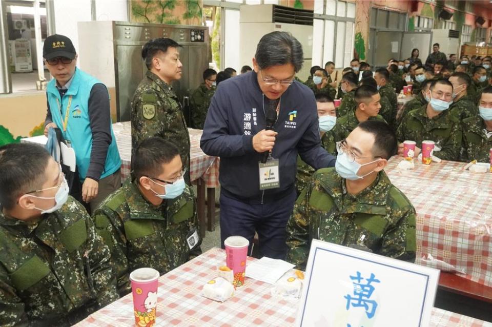 台北市副祕書長游適銘22日在兵役局副局長林春來、北市軍人服務站長吳遠里的陪同下，代表市長蔣萬安前往宜蘭地區慰勞國軍官兵。（台北市兵役局提供／劉彥宜台北傳真）