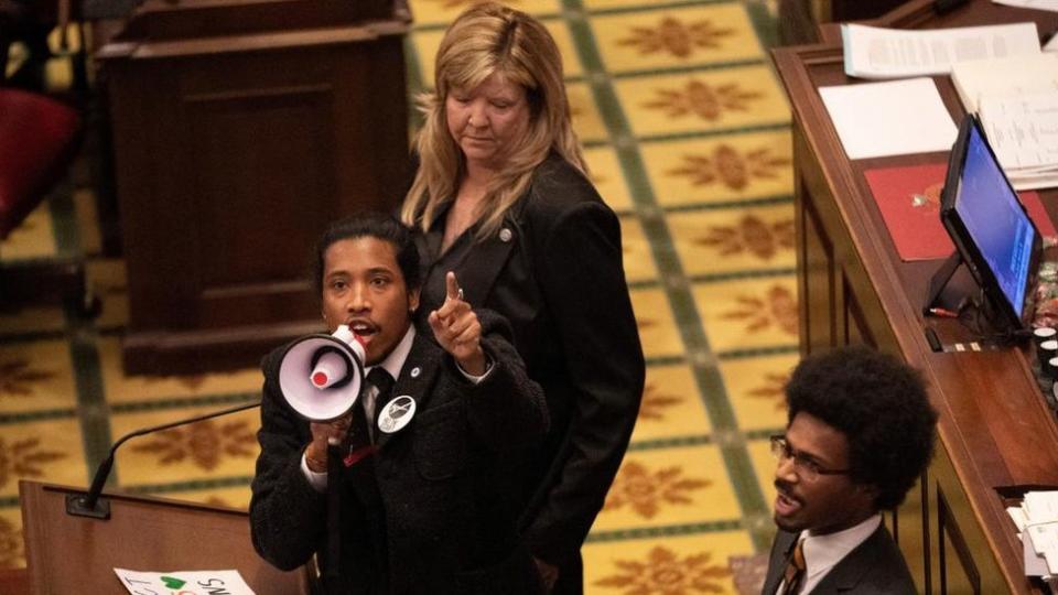 El representante del estado de Tennessee, Justin Jones, de pie con el representante Justin Pearson y la representante Gloria Johnson, pide a sus colegas que aprueben una legislación de control de armas desde el pozo de las Cámaras de la Cámara durante la sesión legislativa, tres días después del tiroteo masivo en The Covenant School. en el Capitolio del Estado en Nashville, Tennessee, EE. UU., 30 de marzo de 2023.