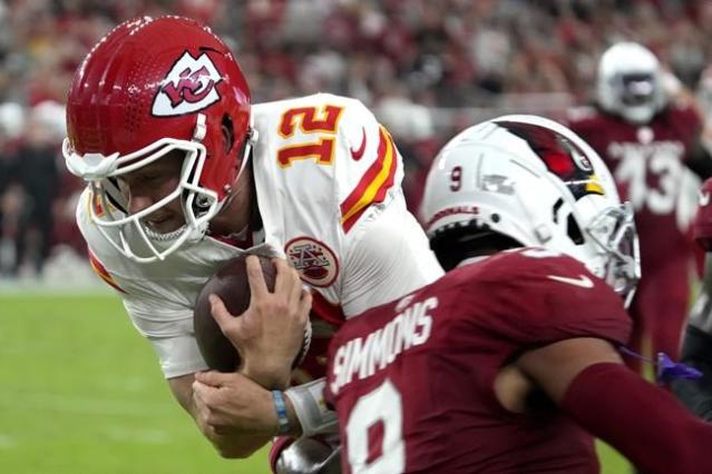 Linebacker (9) Isaiah Simmons of the Arizona Cardinals stands for