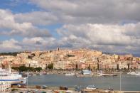 <b>Cagliari </b><br><br> Nautica, cantieristica, pesca, e ovviamente <b>turismo</b>, commercio e attività ludiche: sotto quale cielo se non quello della isla magica? E infatti il progetto di riqualificazione investe il fronte mare, per rilanciare il quartiere <b>Sant’Elia</b>. Ma non solo: andrebbe rimesso a nuovo il padiglione Nervi, già collegato con il lungomare; completare l’Arena concerti; valorizzare il capo <b>Sant’Elia</b> e gli scavi archeologici; completare il recupero del <b>Borgo Vecchio</b>. Che altro? Anche lo stadio <b>Sant’Elia</b>, che ospita la squadra di casa, merita una rinfrescata. Centoundici milioni di euro è il valore complessivo della proposta.