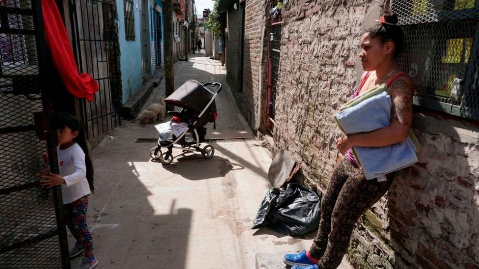 Familia en una villa miseria en Buenos Aires.