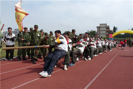 陸軍裝甲兵訓練指揮部暨裝甲兵學校27日舉辦校慶活動，官兵在校慶拔河比賽中奮力求勝，展現十足的熱情與活力。（軍聞社記者陳建興攝）