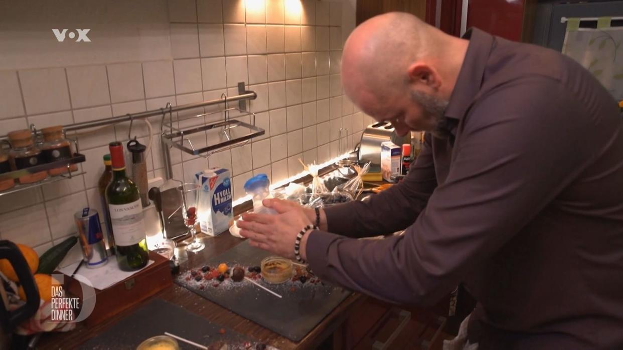 Ein schnelles Dessert muss her: Chris improvisiert aus Zeitmangel. 
 (Bild: RTL)