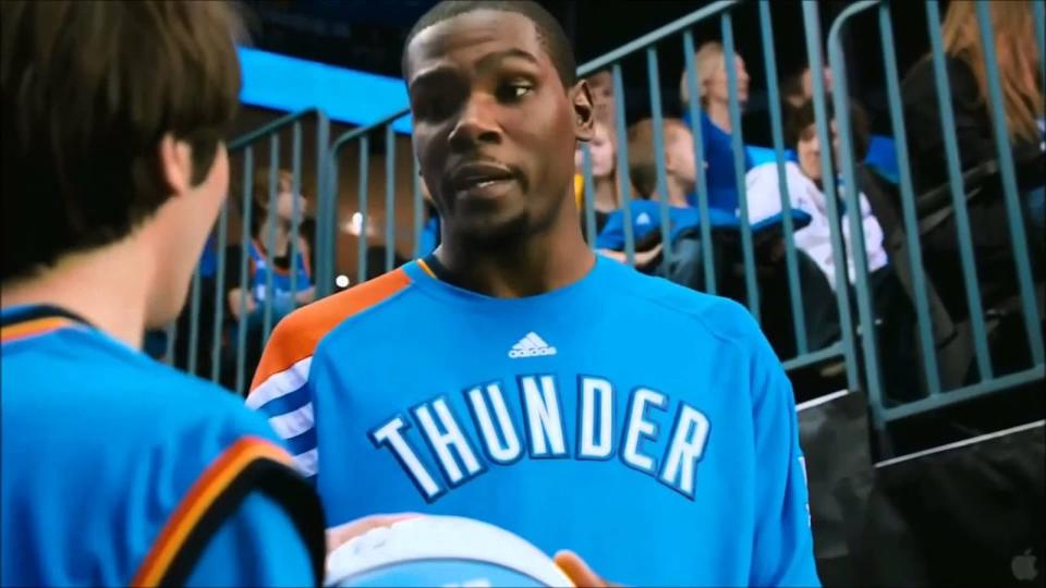 Cuando jugaba en Oklahoma, Kevin Durant protagonizó la película ‘Thunderstruck’ (2012), en la que se intercambiaba sus habilidades con un niño algo torpe. (Foto: Warner Bros.).