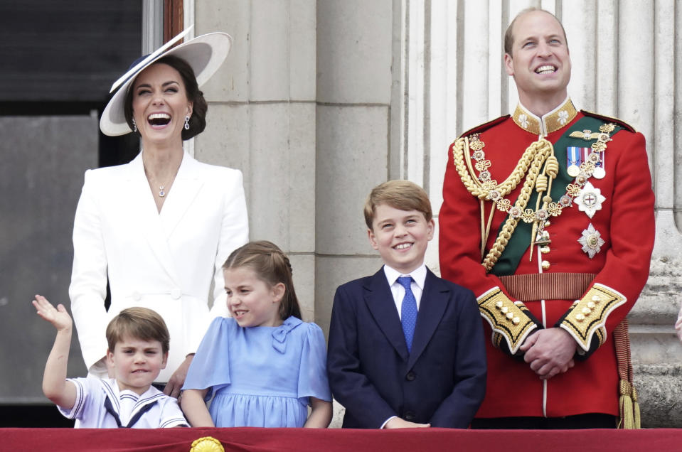 ARCHIVO - Kate, duquesa de Cambridge, el príncipe Luis, la princesa Carlota, el príncipe Jorge y el príncipe Guillermo sonríen en el balcón del Palacio de Buckingham tras la ceremonia Trooping the Colour, el 2 de junio de 2022 en Londres. (Aaron Chown/Pool Photo vía AP, archivo)