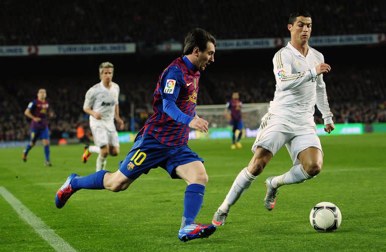 Lionel Messi y Cristiano Ronaldo representando a Barcelona y Real Madrid en el Clásico, durante el período de dominación de los dos jugadores, y los dos clubes, en el fútbol mundial