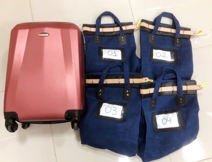 The four canvas bags full of gold. (Brazilian federal police)