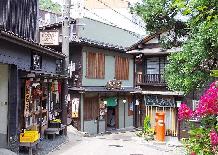 有紅色郵筒的「湯本坂」