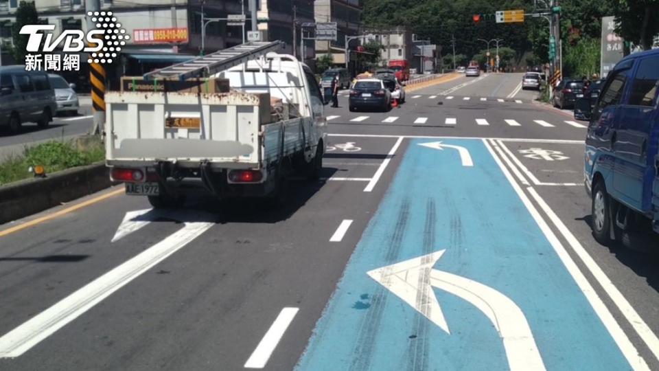 直行車撞上左轉機車，釀成1死1重傷悲劇。（圖／TVBS）