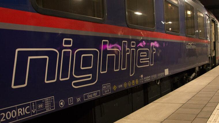 Ein Wagen der Österreichischen Bundesbahnen (ÖBB) mit dem Schriftzug «nightjet» steht am 16.12.2016 im Hauptbahnhof von München (Bayern). Zum Fahrplanwechsel am 11. Dezember stellte die Deutsche Bahn (DB) ihre City Night Line ein. Seitdem betreibt die ÖBB einige Nachtzugverbindungen in Deutschland. Foto: Gioia Forster/dpa (Zu dpa «Mit dem Nachtzug durch Deutschland - macht es ÖBB besser als DB?» vom 21.12.2016) +++(c) dpa - Bildfunk+++ Foto: dpa