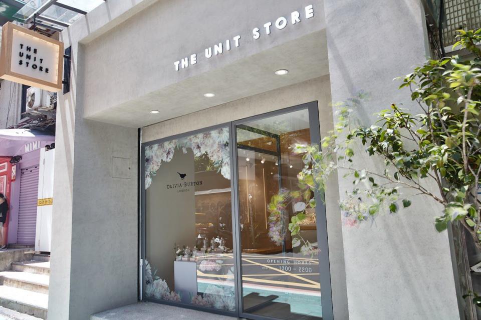 <h3>THE UNIT STORE 台北敦南店家資訊</h3> <p>喜歡這Olivia Burton手錶的女孩們，不需要跑到英國去買，在台灣台北的複合式選品店THE UNIT STORE就能買到了喔！<br></p><p>地址：台北市大安區敦化南路一段 187 巷 19 號</p><p>營業時間：13:00-22:00<br></p><p>聯絡電話：02-2776-5990</p><p><strong>【延伸閱讀】<br></strong></p><p><a href="https://www.elle.com/tw/fashion/flash/g22523808/ally-denovo-watches-2018/" rel="nofollow noopener" target="_blank" data-ylk="slk:>>花朵裡藏著時髦大理石！人氣錶款 Ally Denovo推出像藝術品的花樣大理系列手錶超夢幻;elm:context_link;itc:0;sec:content-canvas" class="link "><strong>>>花朵裡藏著時髦大理石！人氣錶款 Ally Denovo推出像藝術品的花樣大理系列手錶超夢幻</strong></a></p><p><a href="https://www.elle.com/tw/fashion/luxury/a22732162/seiko-aug/" rel="nofollow noopener" target="_blank" data-ylk="slk:>>甜度滿分的夢幻錶款，完美將妳的每一刻浪漫片段，定格保存在幸福時光中！;elm:context_link;itc:0;sec:content-canvas" class="link "><strong>>>甜度滿分的夢幻錶款，完美將妳的每一刻浪漫片段，定格保存在幸福時光中！</strong></a></p><p><a href="https://www.elle.com/tw/fashion/celeb-style/a22631563/hebe/" rel="nofollow noopener" target="_blank" data-ylk="slk:>>適合自己的最好! Hebe田馥甄私下穿搭超簡單，襯衫、Tshirt或是一件洋裝... 再戴上百搭的櫻花金腕錶就搞定~;elm:context_link;itc:0;sec:content-canvas" class="link "><strong>>>適合自己的最好! Hebe田馥甄私下穿搭超簡單，襯衫、Tshirt或是一件洋裝... 再戴上百搭的櫻花金腕錶就搞定~</strong></a><br></p> <cite>DR.</cite>