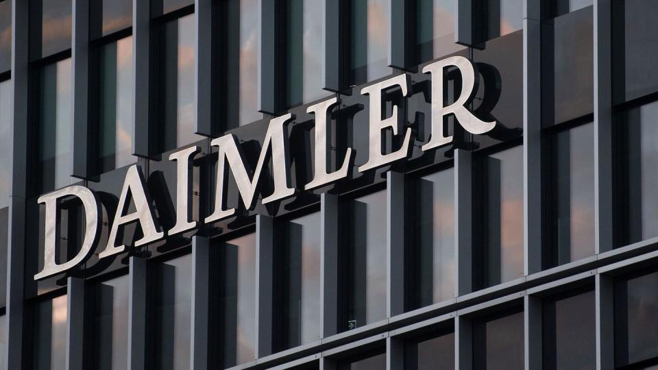 Das Logo der Daimler AG ist an der Konzernzentrale im Mercedes Benz-Werk in Untertürkheim zu sehen.