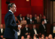 <p>Leiden für die Kunst kommt bei der Oscar-Academy immer gut an. Mit dem unter widrigen Umständen gedrehten Überlebensdrama "The Revenant" konnte Leonardo DiCaprio am 28. Februar endlich seinen ersten Oscar in Empfang nehmen - 22 Jahre nach seiner ersten Nominierung. Der Schauspieler nutzte seine Dankesrede für ein Plädoyer für den Klimaschutz. (Bild: Getty Images) </p>