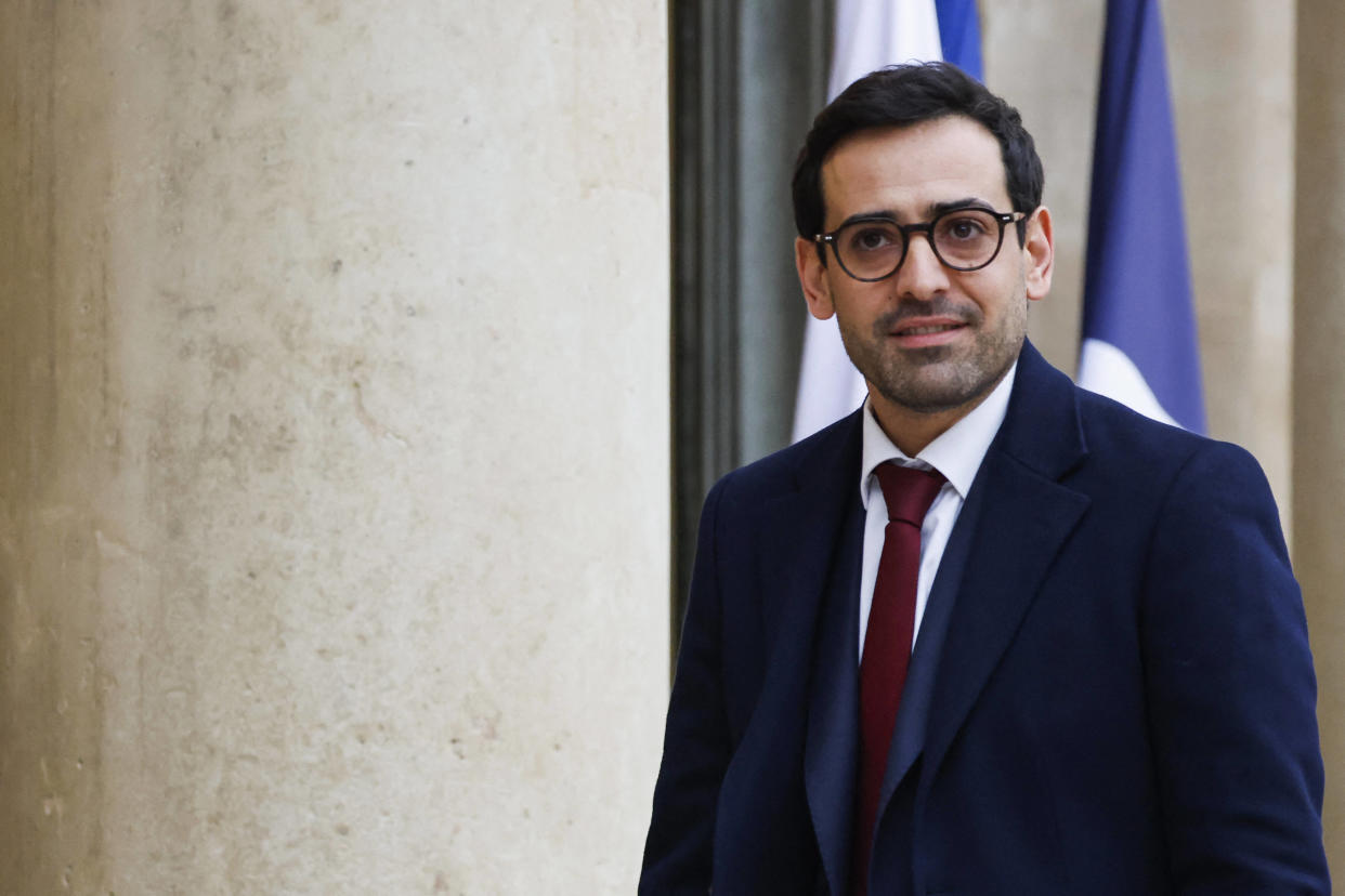 L’entourage de Stéphane Séjourné a précisé la nature de ses liens avec le Premier ministre.