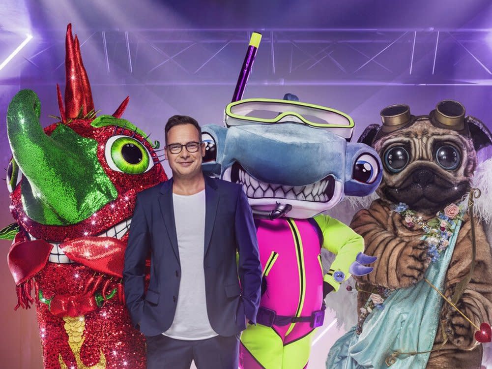 "The Masked Singer"-Moderator Matthias Opdenhövel mit der Chili, dem Hammerhai und dem Mops. (Bild: ProSieben/Benjamin Kis)