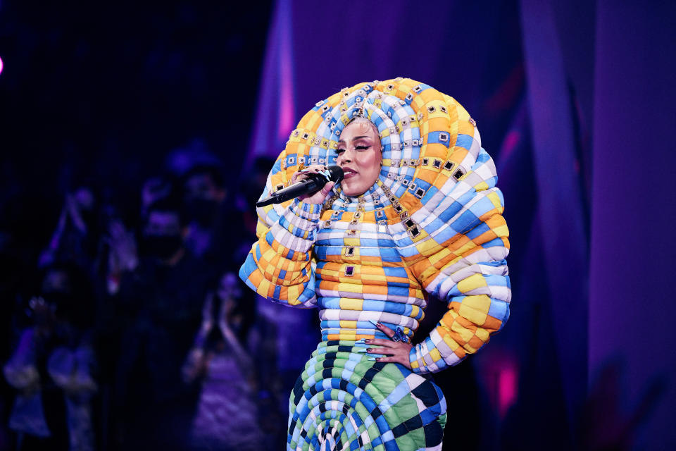 NEW YORK, NEW YORK - SEPTEMBER 12: Doja Cat speaks onstage during the 2021 MTV Video Music Awards at Barclays Center on September 12, 2021 in the Brooklyn borough of New York City. (Photo by John Shearer/MTV VMAs 2021/Getty Images for MTV/ViacomCBS)