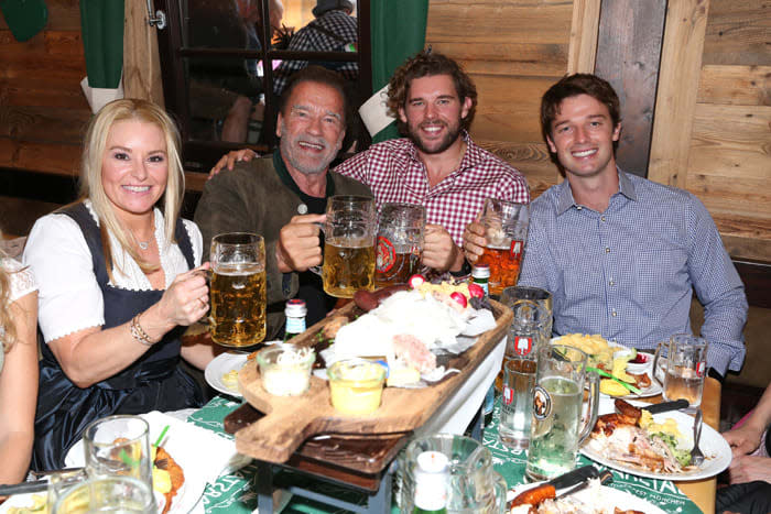 Arnold Schwarzenegger y novia, Heather Milligan junto a dos de los cuatro hijos del actor