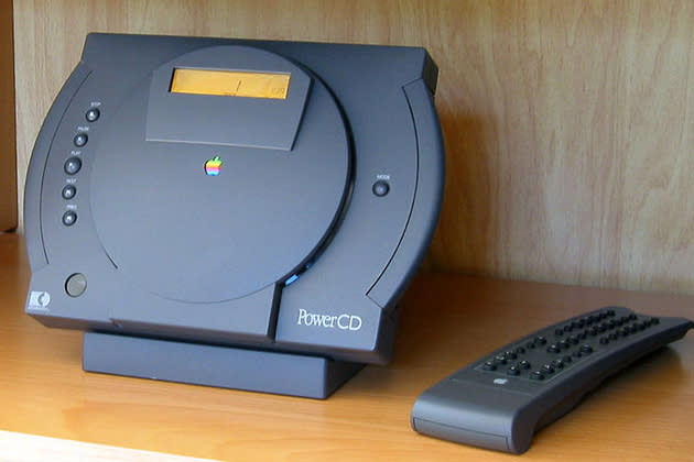 <b>Apple Newton und PowerCD</b><br><br>Bei dem Erfolg von iPhone, iPad und Co. ist es kaum zu glauben, dass Apple in den 90er Jahren einige Flops hervor brachte. Der PDA Newton floppte trotz Handschrifterkennung ebenso wie der Player PowerCD (Bild). Der konnte Audio- und Foto-CDs lesen, war aber mit 500 US-Dollar (knapp 375 Euro) etwas teuer und mit einer 38-Knöpfe-Fernbedienung vielleicht auch etwas zu umständlich. Und Apples Spielekonsole Pippin war so erfolglos, dass sich keiner daran erinnert. (Bild: ddp images)