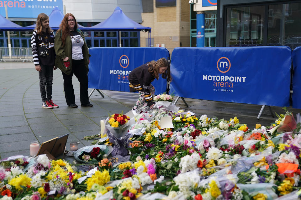 Aficionados dejaron flores y mensajes afuera de la Motorpoint Arena, casa de los Nottingham Panthers, equipo al que pertenecía Adam Johnson cuando falleció. (Photo by Jacob King/PA Images via Getty Images)