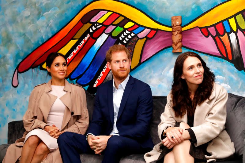 ▲英國哈利王子與妻子梅根日前宣布他們跟Netflix製作了新一部名為《Live to Lead》的紀錄片，但到了預告片出來，紐西蘭總理阿爾登才知道自己有出現在裡面。圖為2018年哈利與梅根訪問紐西蘭。（圖／美聯社／達志影像）