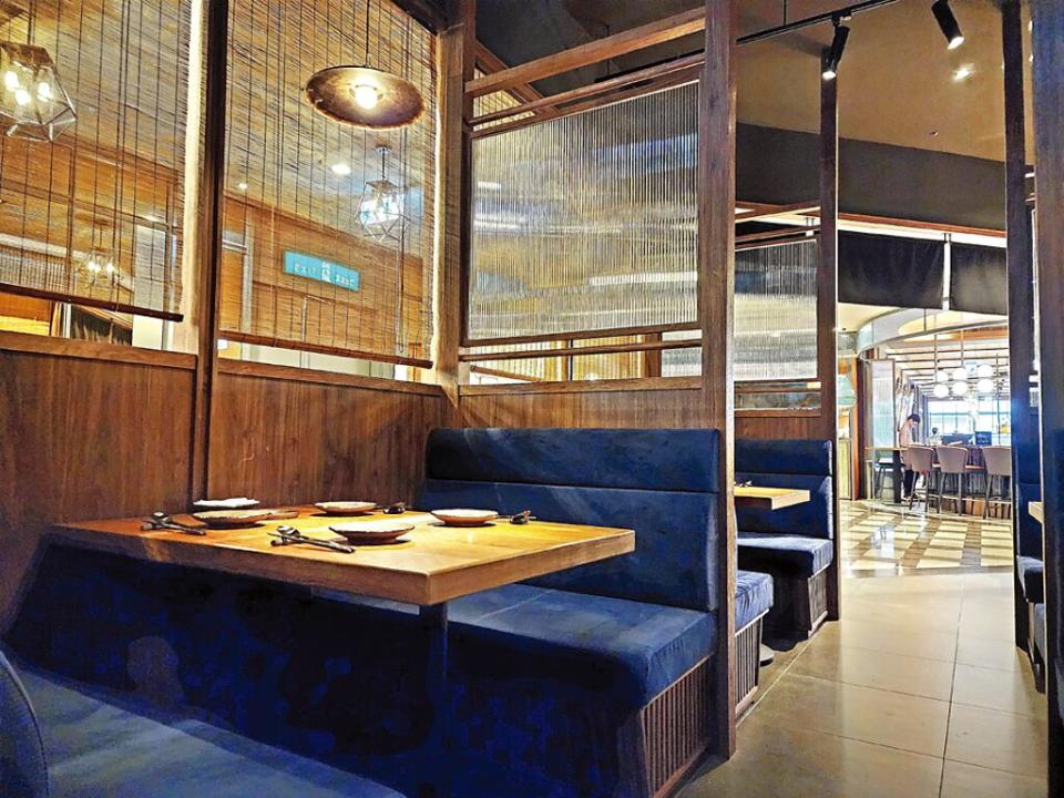 〈inari 現代居酒屋〉有沙發卡座式的半包廂，客人受到干擾較少。圖／姚舜
