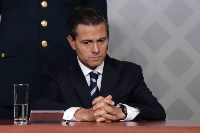 Mexico's President Enrique Pena Nieto sits during a meeting with lawyers in Mexico City November 21, 2014.  REUTERS/Tomas Bravo