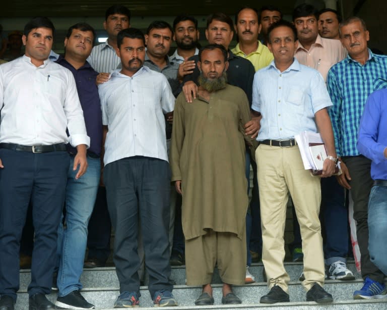 Indian police officials pose with Subhash Jangir (C/L)and Maulana Ramzan (C/R) in New Delhi on October 27, 2016, after they were arrested for alleged espionage activities for South Asian neighbour Pakistan