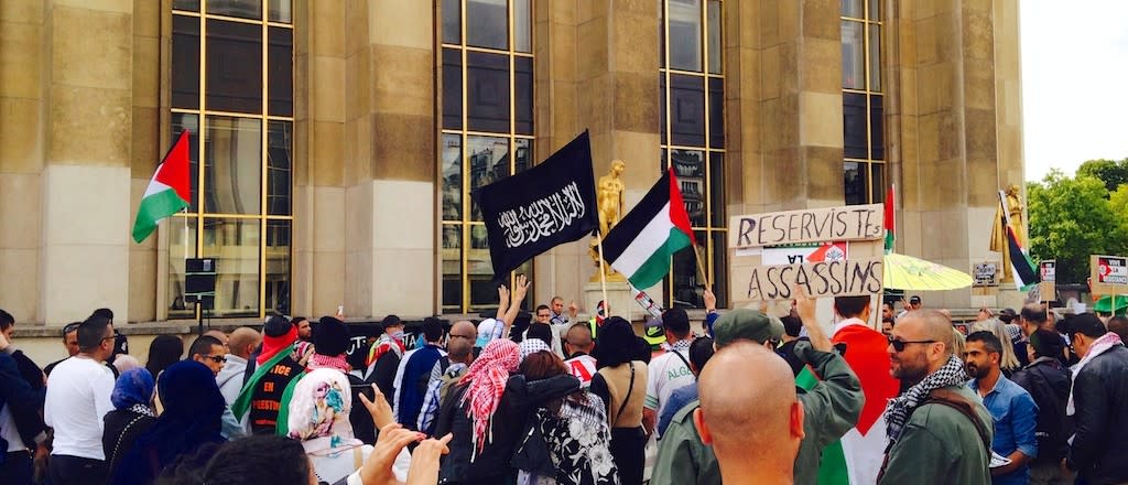 Black Terror Flag Flies Over Paris Anti-Israel Rally [VIDEO]