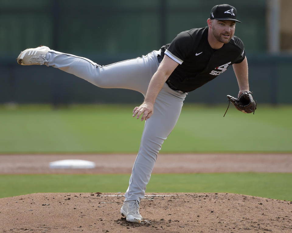 GLENDALE, ARIZONA - MARCH 07:  Liam Hendriks #31 of the Chicago White Sox pitches during a 