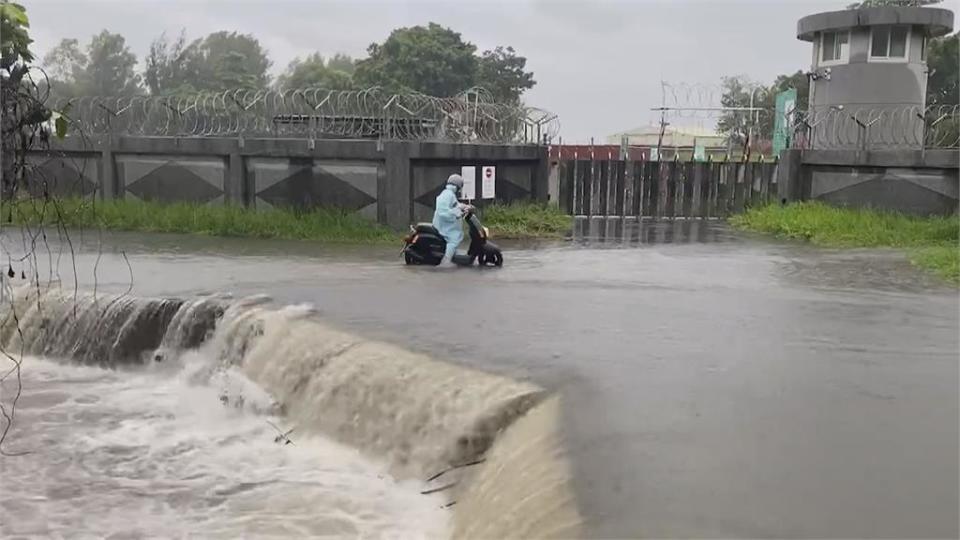 台南短時強降雨　仁德機場路附近大排現小瀑布