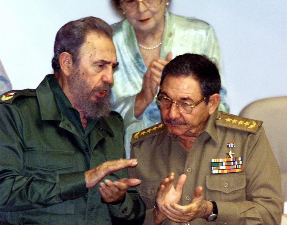 AP fidel raul castro 2001